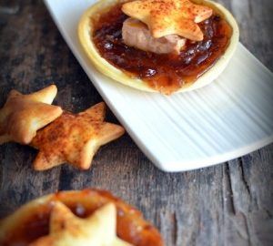des feuilletés à la confiture de figue, du foie gras et des feuilletés en forme d'étoile