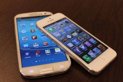 Une petite différence de taille entre l'iphone4 et le Samsung S4 / Crédit photo : samsung.S-4.fr