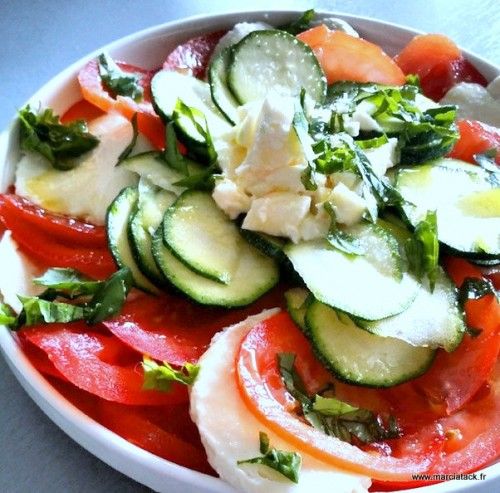 une assiette de tomates et courgettes crues à manger en salade