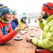 des skieurs en train de savourer leur café et leur menus de la semaine