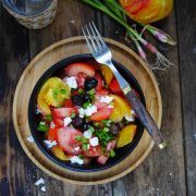 Recette de salade de tomate, féta, olive et oignons frais
