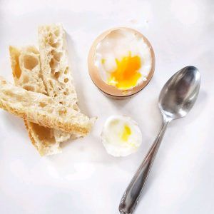œuf à la coque et mouillettes de pain
