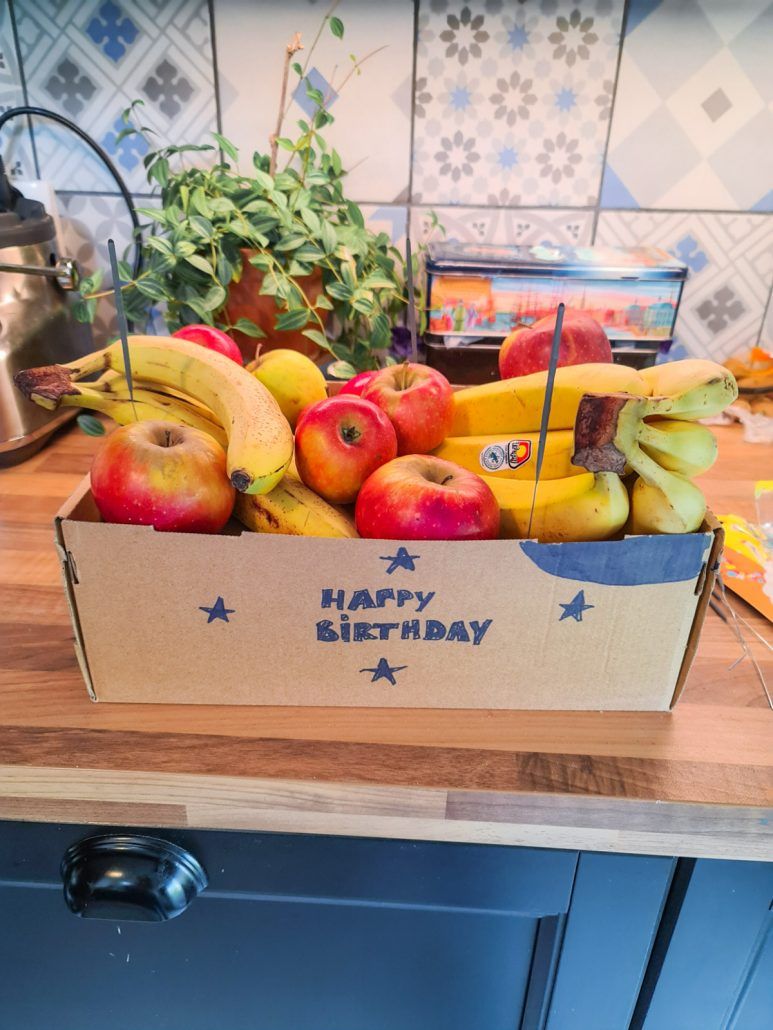 Créez une fausse corbeille à fruits pour piéger un ado lors de son anniversaire !