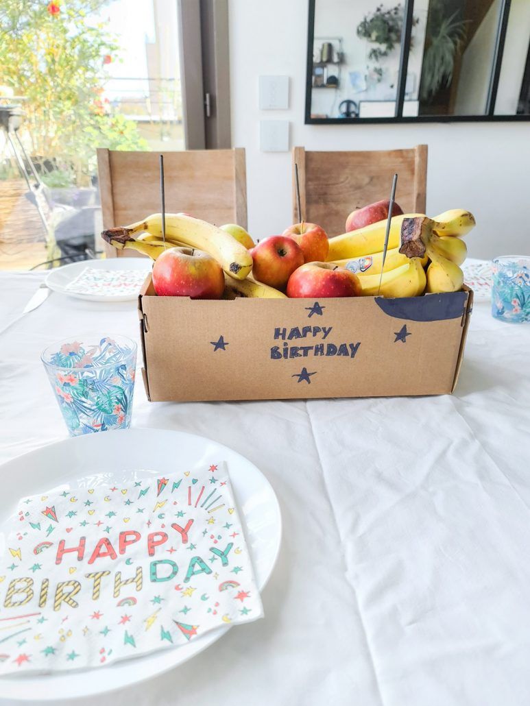 Créez une fausse corbeille à fruits pour piéger un ado lors de son anniversaire !
