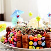 un gâteau d'anniversaire chocolat et kinder smarties
