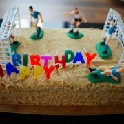 un gâteau d'anniversaire en forme de terrain de foot