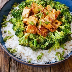Un plat de riz avec tofu sauté au brocolis