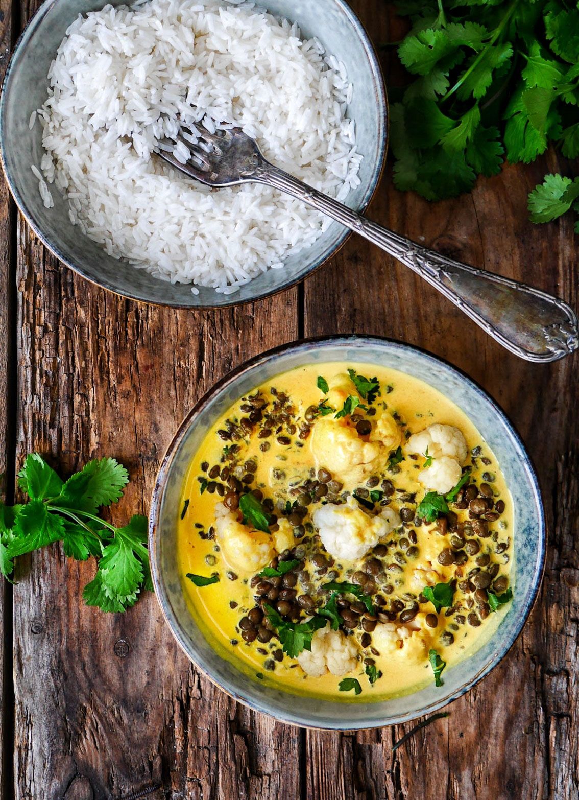 assiette de curry de chou-fleur aux lentilles