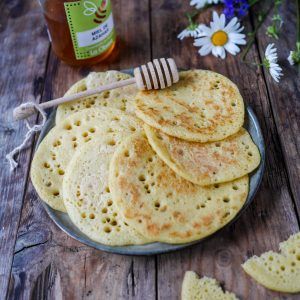 assiette de crêpes marocaines et miel