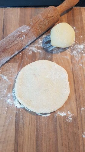 façonnage du pain plat au rouleau à pâtisserie