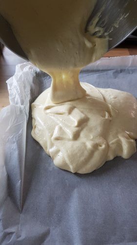 Versez la pâte du gâteau roulé dans la plaque à génoise avant cuisso