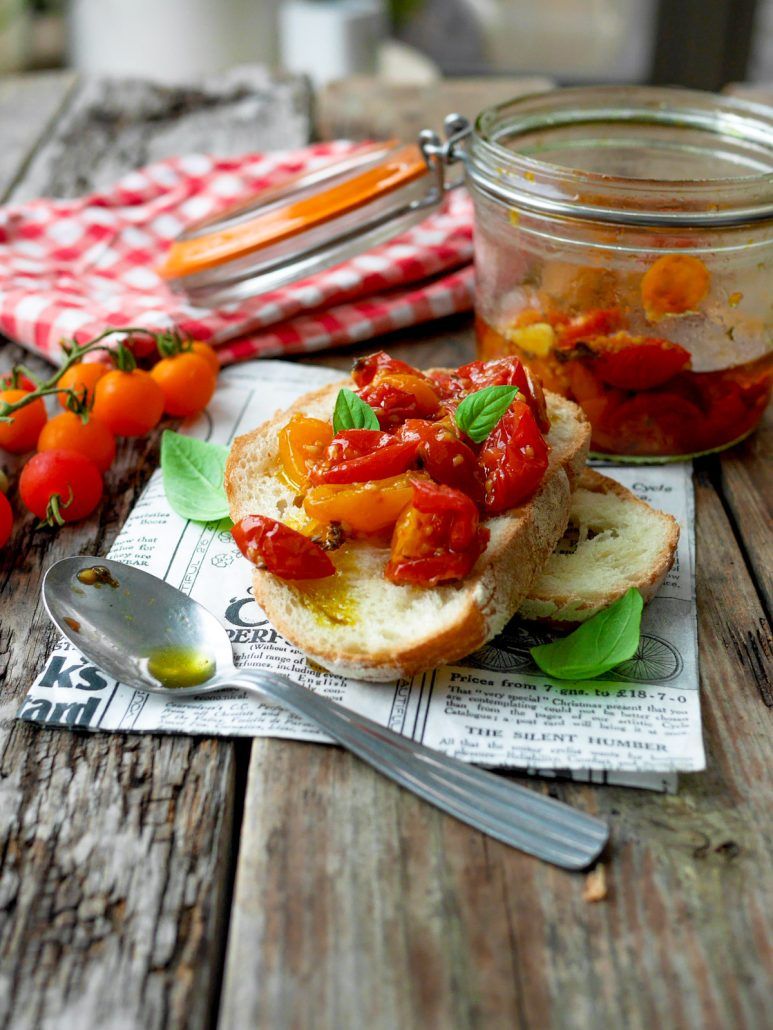 Tranches de pain avec tomates cerises confites 